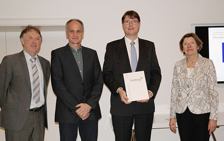 ECOfit Urkundenübergabe an halstrup-walcher (von links nach rechts): Roland Schestag (Vertreter des Ministeriums für Umwelt, Klima und Energie Baden-Württemberg), Fritz Blas (Prokurist halstrup-walcher und Umweltbeauftragter), Jürgen Walcher (Geschäftsführer halstrup-walcher GmbH), Gerda Stuchlik (Bürgermeisterin der Stadt Freiburg)